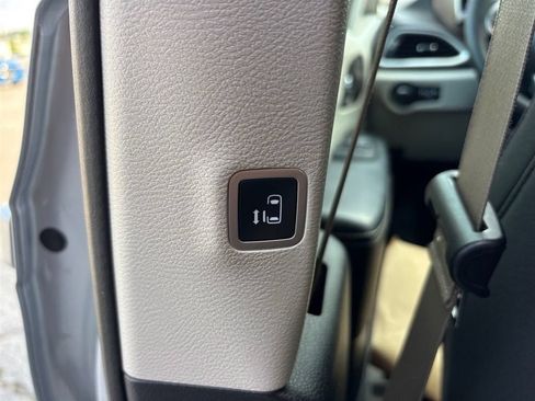 Used 2022 Chrysler Voyager LX FWD image 16