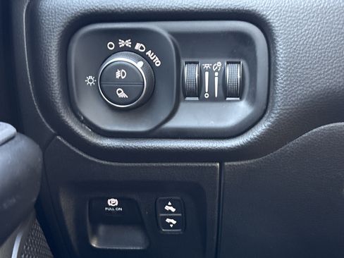 Used 2025 RAM 1500 Big Horn AWD/4WD image 32