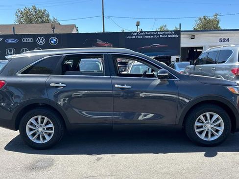 Used 2018 Kia Sorento FWD image 4