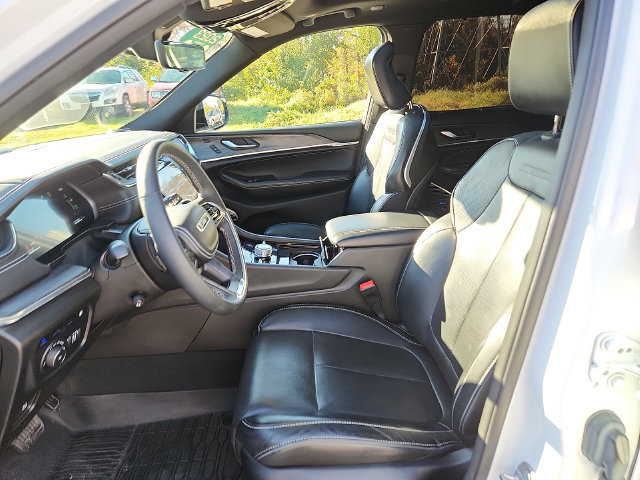 Used 2023 Jeep Grand Cherokee Overland w/ Luxury Tech Group IV AWD/4WD image 13