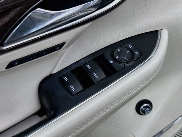 Used 2022 Buick Envision Avenir w/ Technology Package II FWD image 18