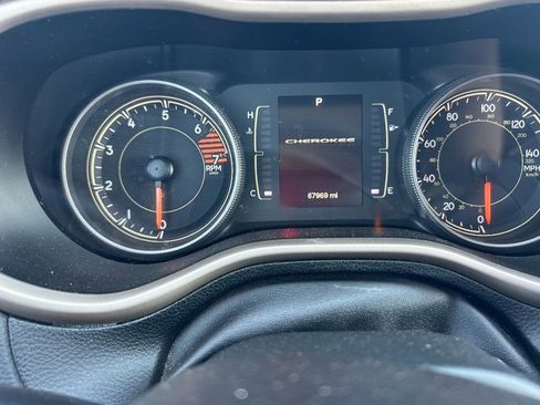 Used 2016 Jeep Cherokee Sport image 11