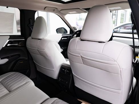 New 2025 Mitsubishi Outlander AWD image 29