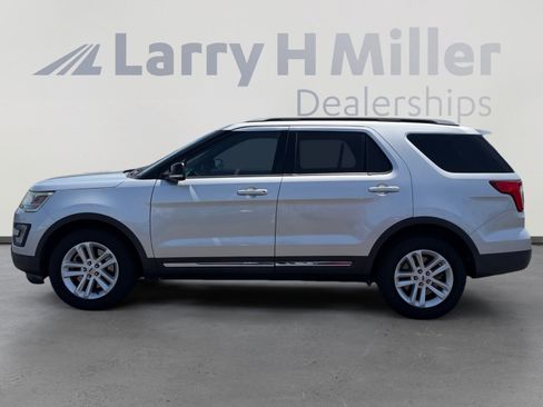 Used 2017 Ford Explorer XLT w/ Equipment Group 202A FWD image 2