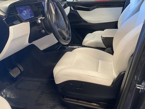Used 2019 Tesla Model X image 11