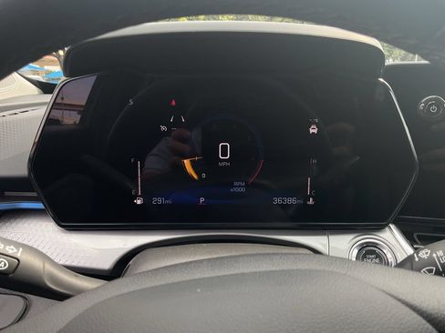 Used 2025 Chevrolet Trax LT w/ LT Convenience Package FWD image 30