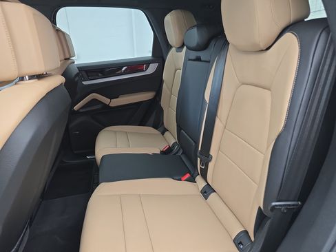 Used 2025 Porsche Cayenne AWD/4WD image 14