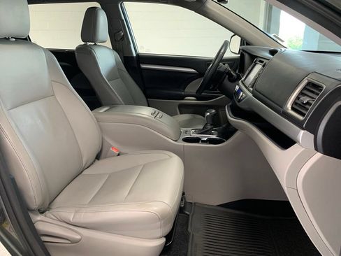 Used 2014 Toyota Highlander XLE FWD image 10