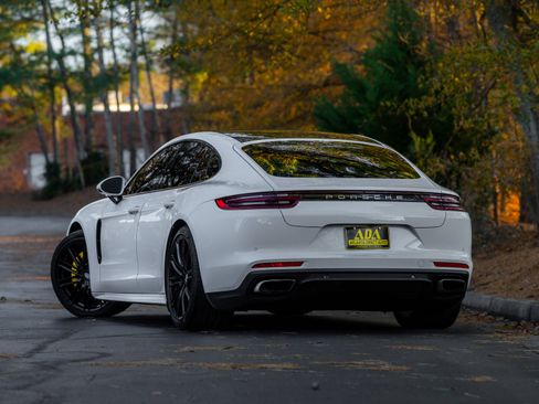 Used 2017 Porsche Panamera image 3