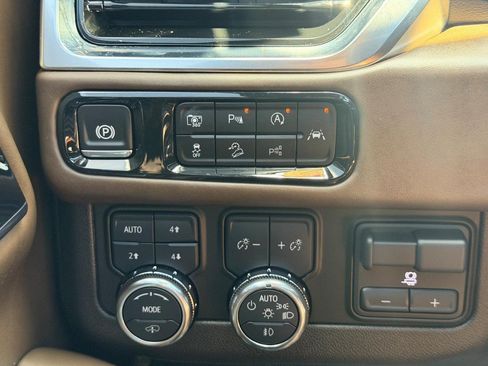 Used 2025 GMC Yukon Denali Ultimate AWD/4WD image 19