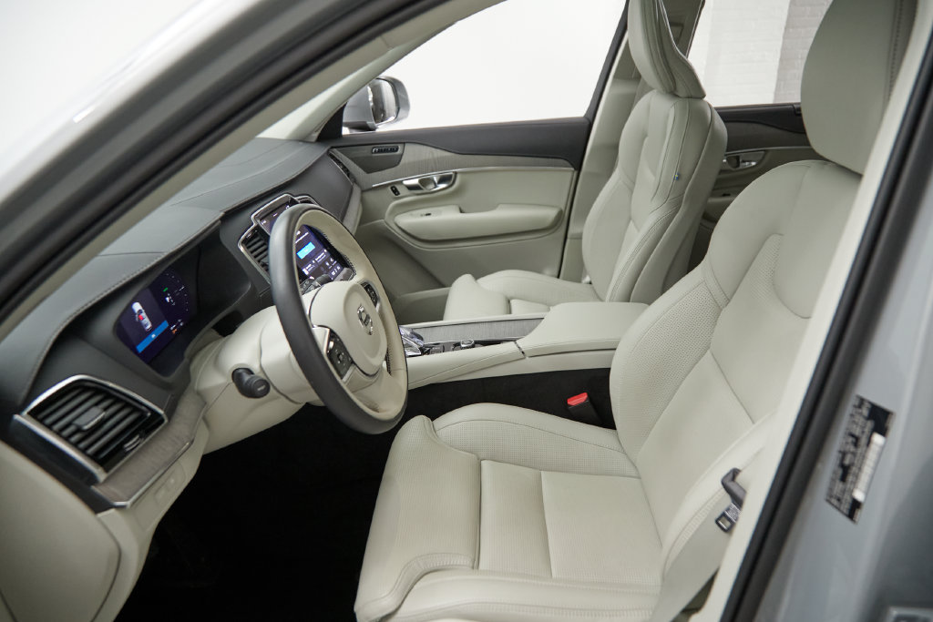 Certified 2025 Volvo XC90 T8 Ultra w/ Protection Package Premier AWD/4WD image 18