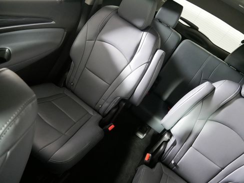 Used 2020 Buick Enclave Essence image 12