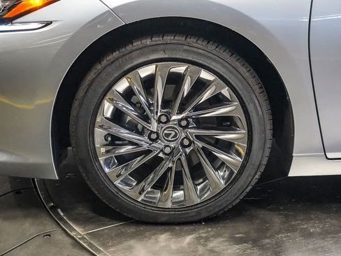 Used 2025 Lexus ES 300h w/ Accessory Package (Z2) FWD image 9