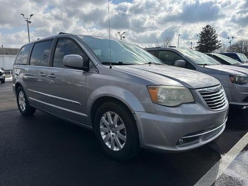 Used 2014 Chrysler Town & Country Touring image 5