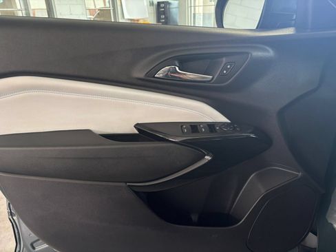 Used 2025 Chevrolet Trax LT FWD image 18