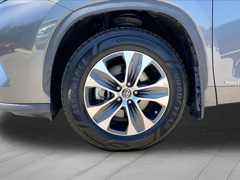 Used 2023 Toyota Highlander XLE AWD/4WD image 35