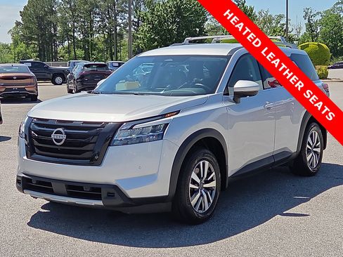 Used 2023 Nissan Pathfinder SL w/ Black Appearance Package AWD/4WD image 2