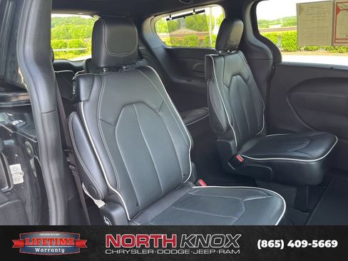 Used 2025 Chrysler Pacifica Limited FWD image 24