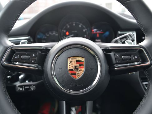 Certified 2025 Porsche Macan image 16