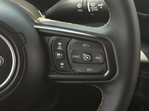 Used 2025 Jeep Gladiator Mojave AWD/4WD image 17