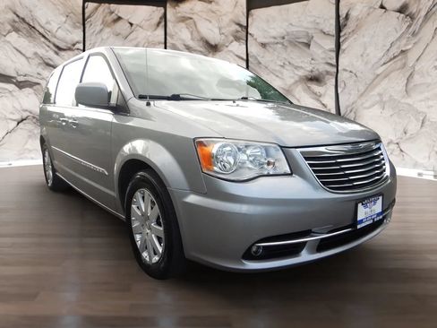 Used 2016 Chrysler Town & Country Touring w/ Driver Convenience Group FWD image 4
