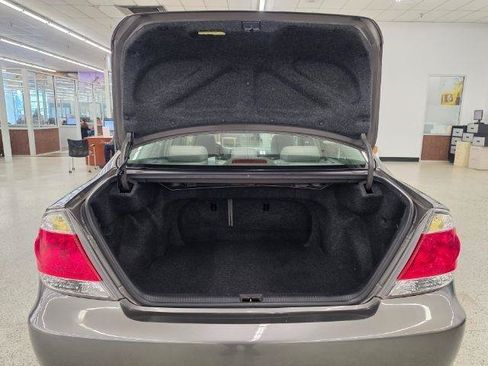 Used 2005 Toyota Camry FWD image 38