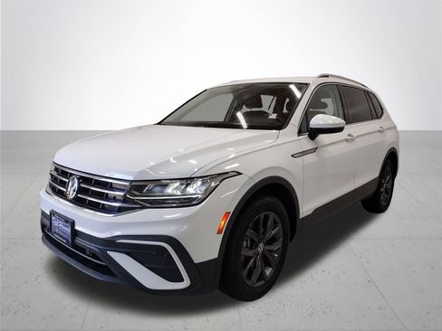 Certified 2022 Volkswagen Tiguan SE FWD image 2