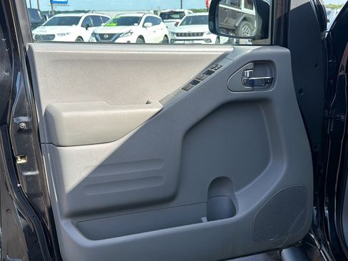 Used 2021 Nissan Frontier SV w/ Midnight Edition Floor Mats AWD/4WD image 9