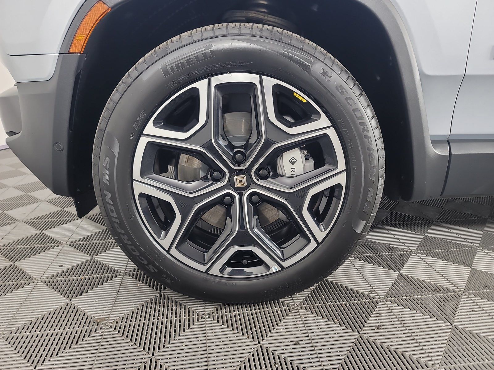 Used 2025 Rivian R1S Adventure Dual AWD/4WD image 9