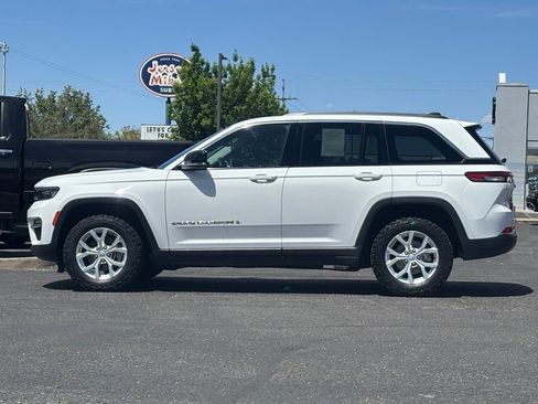 Used 2023 Jeep Grand Cherokee Limited w/ Trailer Tow Prep Group (B) AWD/4WD image 2