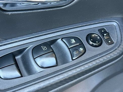 Used 2021 Nissan Versa SV FWD image 12