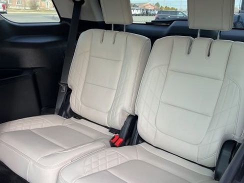 Used 2016 Ford Explorer Platinum image 28
