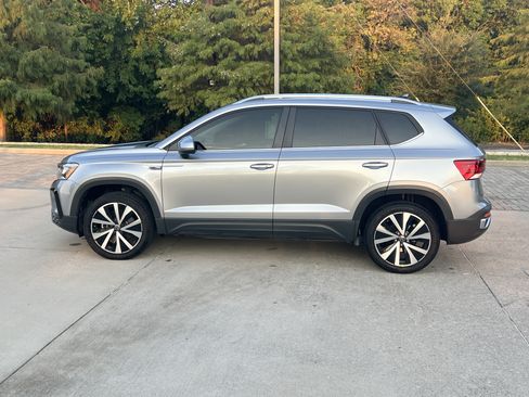 Certified 2024 Volkswagen Taos SE w/ Panoramic Sunroof Package FWD image 6