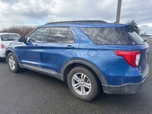 Used 2022 Ford Explorer XLT image 2