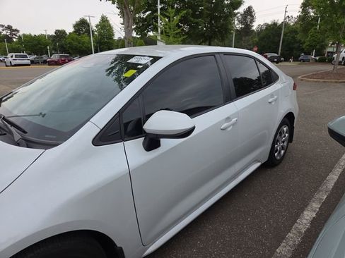 Used 2025 Toyota Corolla LE image 6