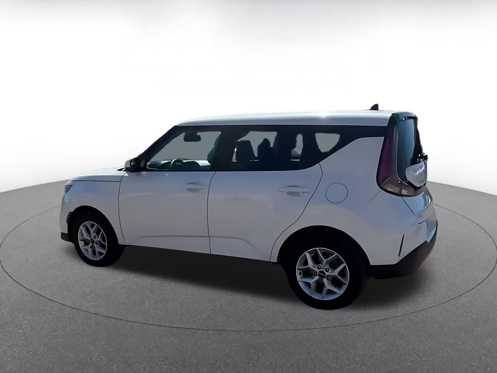 Used 2025 Kia Soul LX w/ LX Technology Package FWD image 9