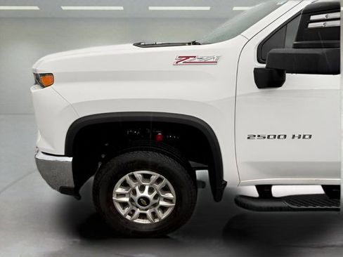 Used 2024 Chevrolet Silverado 2500 LT w/ Convenience Package image 8