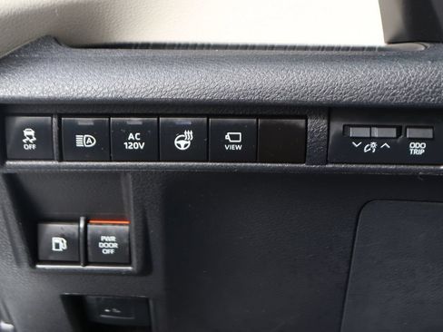 Used 2023 Toyota Sienna Platinum FWD image 20