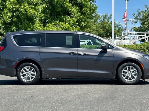 Used 2023 Chrysler Voyager LX image 3