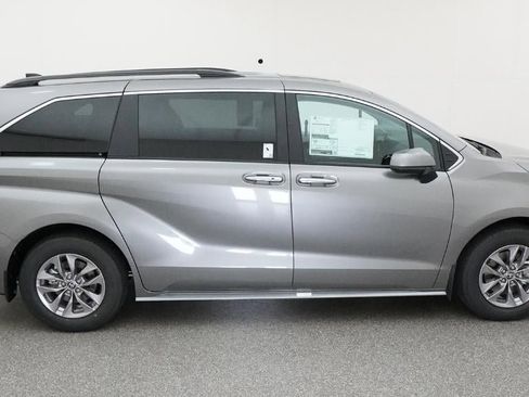 New 2026 Toyota Sienna XLE image 44