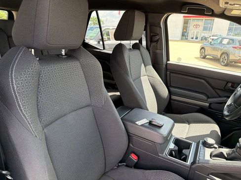 Used 2025 Toyota 4Runner SR5 AWD/4WD image 23