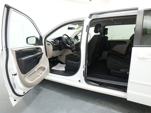 Used 2016 Dodge Grand Caravan SXT w/ Rear Park Assist Package FWD image 19