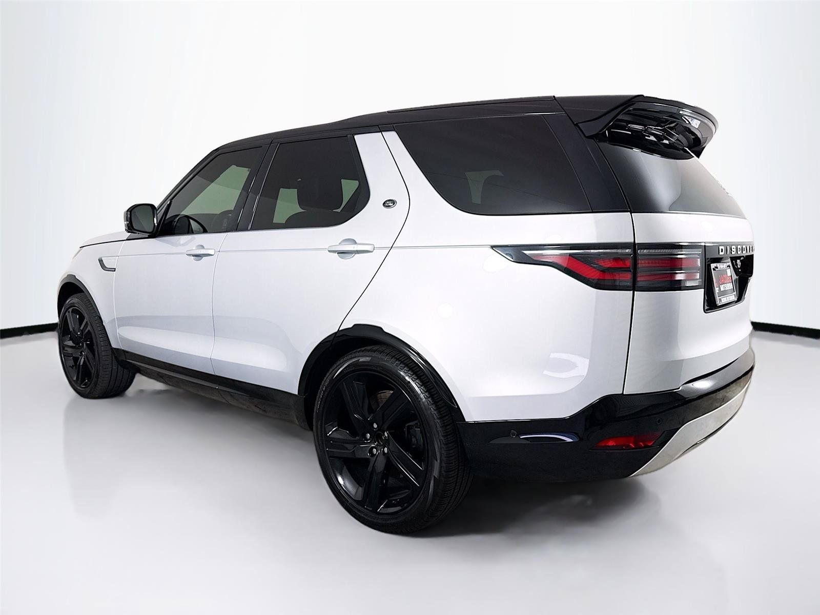 Used 2023 Land Rover Discovery Metropolitan Edition AWD/4WD image 34