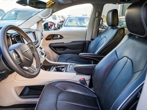 Used 2023 Chrysler Pacifica Limited image 17