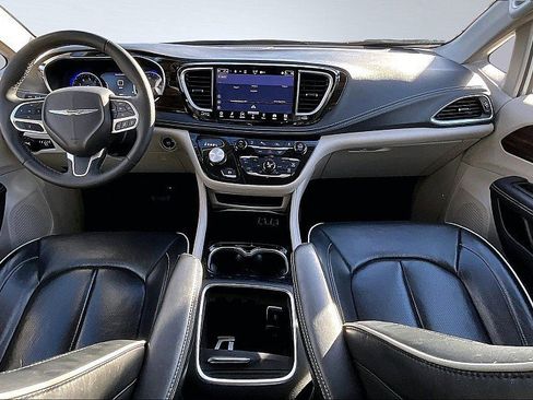 Used 2024 Chrysler Pacifica Limited FWD image 16