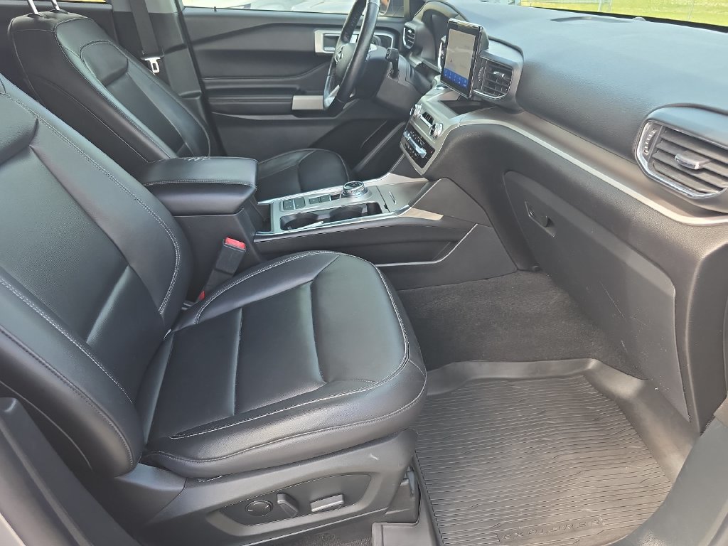 Used 2022 Ford Explorer XLT w/ Equipment Group 202A RWD image 10