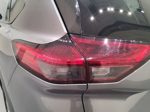 Used 2023 Nissan Rogue SL w/ SL Premium Package image 11