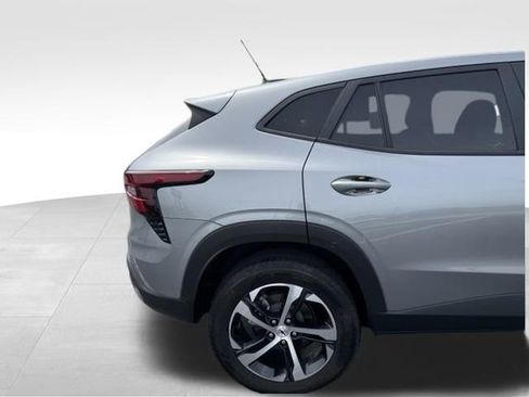 Used 2025 Chevrolet Trax RS w/ Sunroof Package FWD image 4