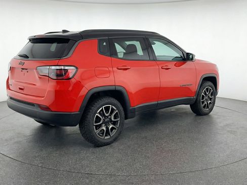 Used 2025 Jeep Compass Trailhawk AWD/4WD image 9