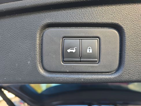 Used 2022 Nissan Pathfinder SL w/ SL Black Package image 15